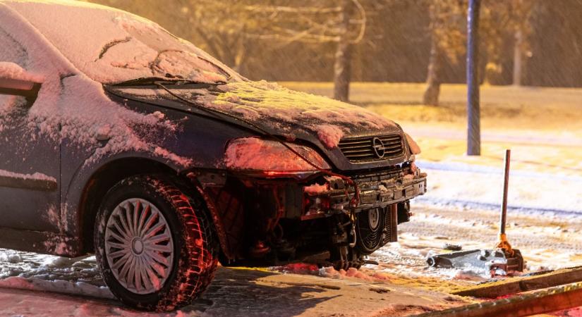 Villanyoszlopot döntött ki a kocsi a forgalmas úton  helyszíni fotók