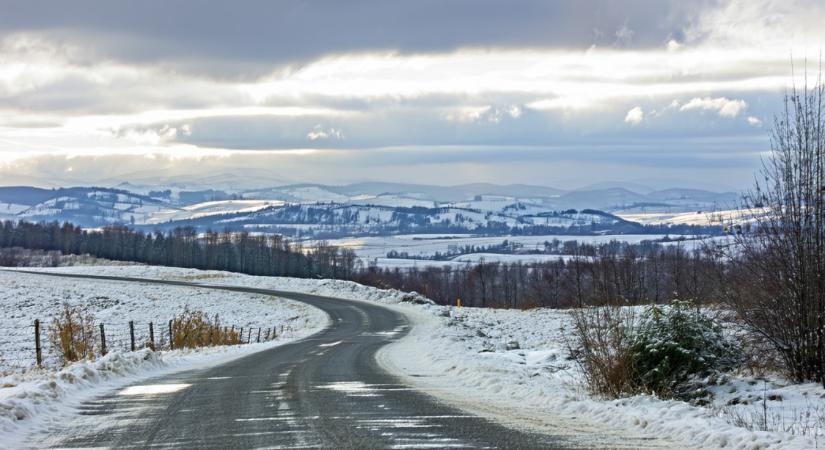 Káosz az utakon: keresztbe fordult kamionok és kilométeres dugók bénítják meg az ország főbb útvonalait