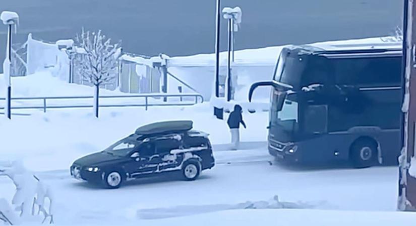 Szépen tette a dolgát a húszéves Volvo, kisegítette a hóban elakadt emeletes buszt – videó