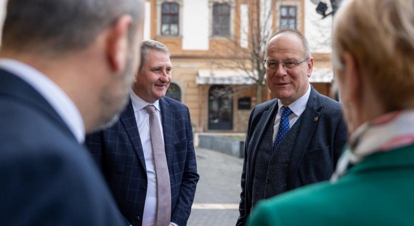 Navracsics Tibor: meg kell hallgatni az önkormányzatokat