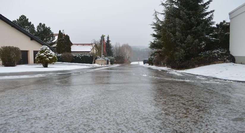 Jég a járdán: felejtsd el a sót – válaszd ezt a módszert, gyorsabban olvasztja el a jeget