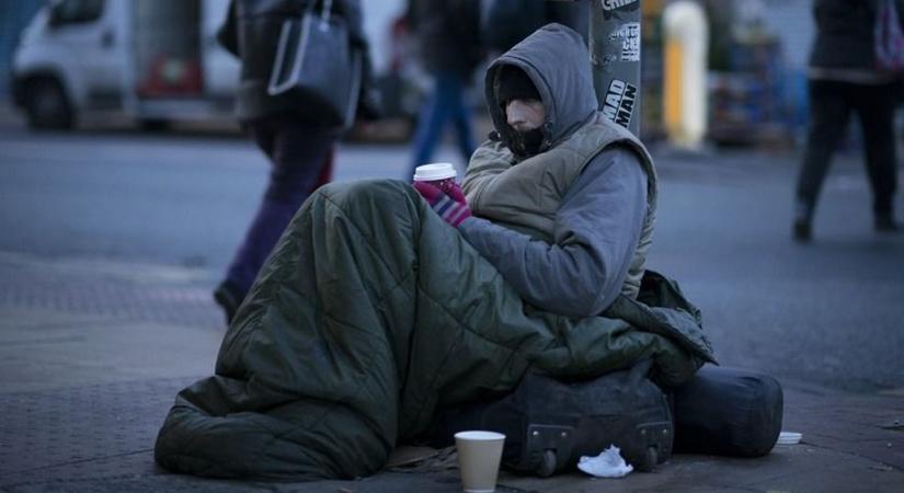 Az extrém hideg idő különös veszélyt jelent a hajléktalanokra