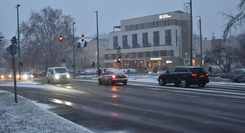 Brutális havazás csapott le a Jászkunságra is