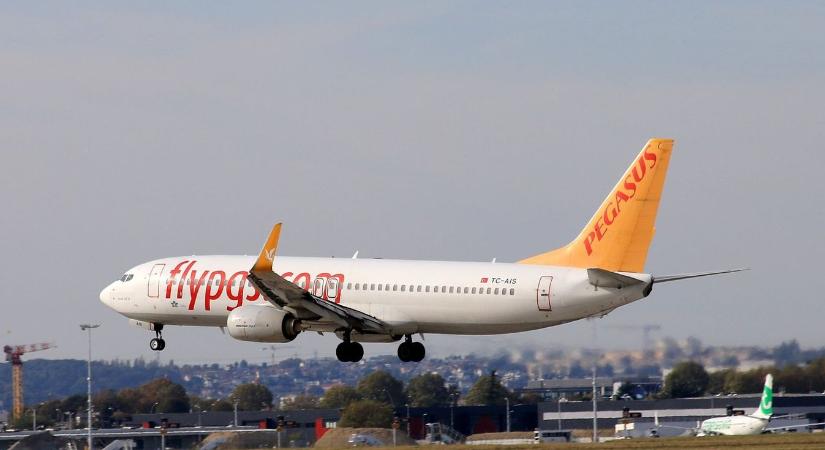 Budapest Airport: lecsúszott egy repülőgép a kifutóról