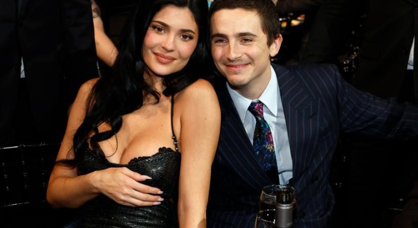 Megható szerelmi vallomás és Vintage Versace – Kylie Jenner és Timothée Chalamet álompárként tündökölt a Critics’ Choice Awardson