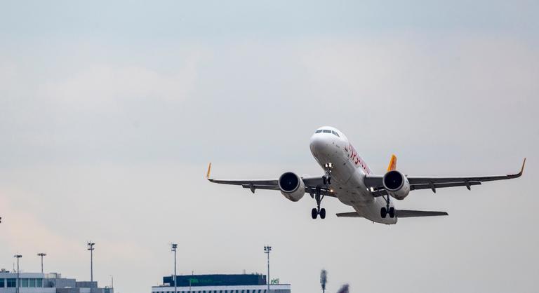 Rendkívüli esemény a budapesti reptéren: egy Airbus A320 repülőgép elakadt a fűben