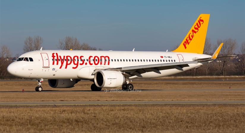 Hátratolás közben fűre csúszott egy A320-as főfutója Ferihegyen