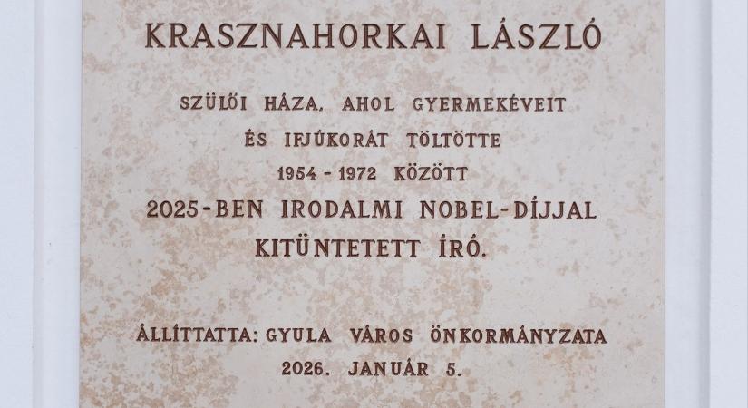 Emléktábla Krasznahorkai László szülői házánál, de van egy kis gond