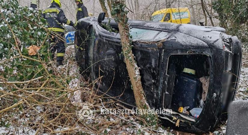 Extrém időjárási helyzet: egymás után csúsztak le az autók a zalai utakról