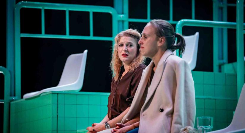 ÉLES TÁRGYAK, ÉLETLEN KÉP Nathan Ellis: Túl éles / Loupe Színházi Társulás