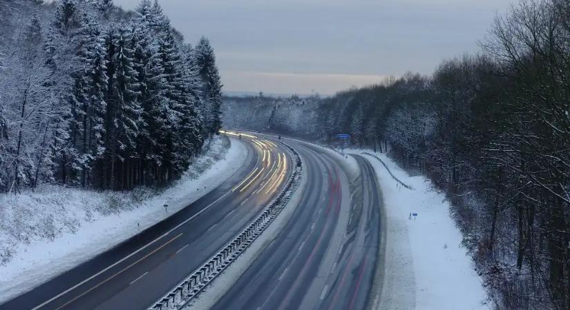 Káosz a havazásban: kamion fordult keresztbe, több autópályán kilométeres a dugó