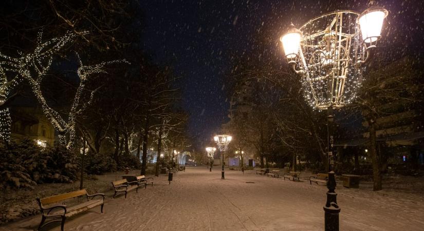 Mesebeli lett Kecskemét – gyönyörű fotókon mutatjuk az esti havas várost