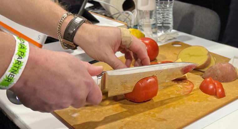 A CES 2026 egyik legfurcsább újdonsága egy kés, ami rezeg, amikor vágsz vele