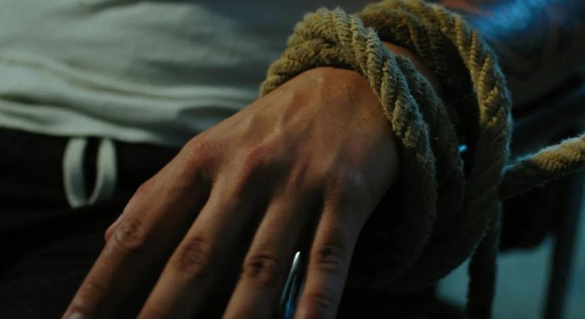 „Ha megmozdulsz, megöllek” - Koporsóban tartották fogva, munkahelyéről rabolták el a fiatal ingatlanügynököt