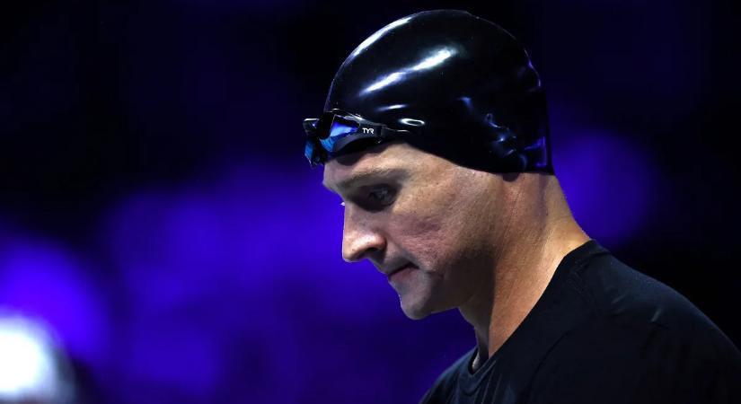 Az olimpiai bajnok botrányhős három aranyérmét is elárverezte