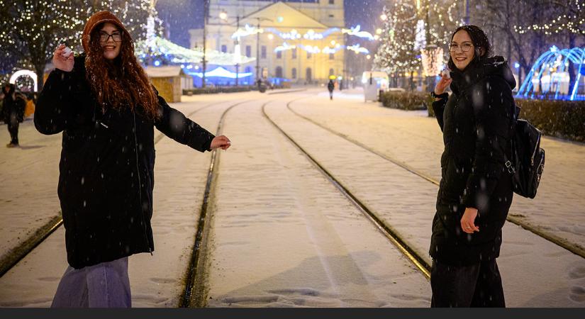 Megjött az igazi tél: belepte a hó éjszakára Debrecent – fotókkal