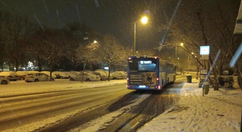 Éjfélkor is havazott, izgalmas lesz a reggelünk – fotók