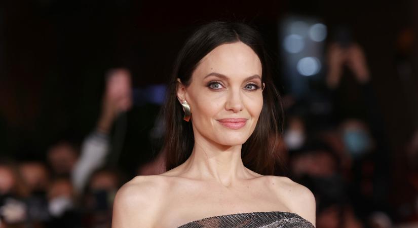 Angelna Jolie úgy döntött, hogy ledobja a bugyiját, és mindent megmutat