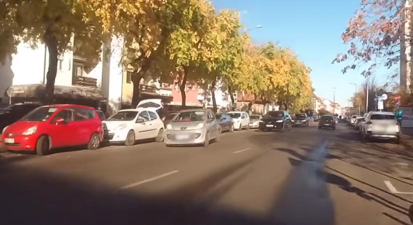 Hármas karambol és többmilliós kár lett a következménye egy ételfutár türelmetlenségének – videó