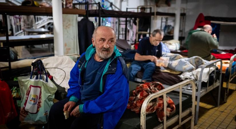 Csúcsra járatott hajléktalanszállók, várólistát vezetnek a fővárosi önkormányzat által fenntartott intézményekben