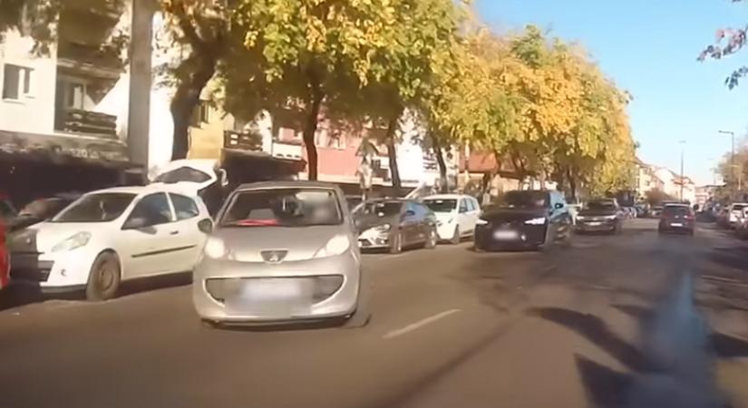 Több autó tört össze egy magyar sofőr elsietett parkolási manővere miatt