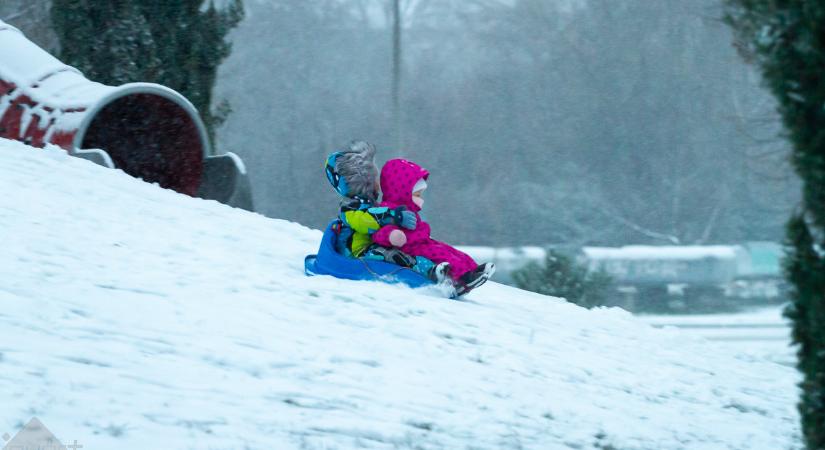 Több hullámban folytatódhat a havazás