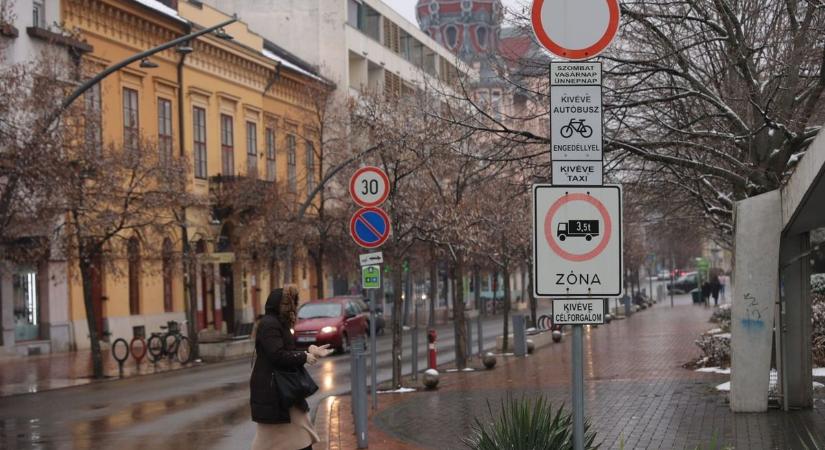 Évek óta ott van – tilalom a Dugonics téren, amit szinte senki sem tart be