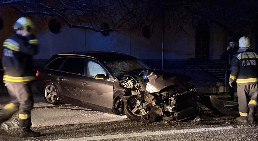 Vezessenek óvatosan! Hajnalban baleset történt a Szent István tér mellett