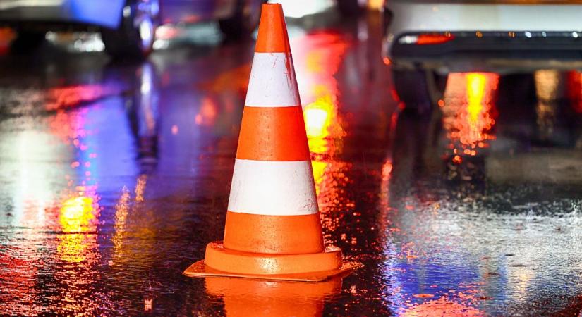 Keresztbe fordult egy kamion az M5-ösön, teljesen lezárták az útszakaszt