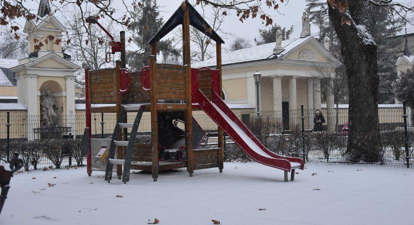 Fehérbe borult Jászberény, fotókon és videón is mutatjuk a hófödte várost