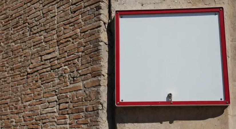 Mosonmagyaróváron eltávolították a háborúval riogató plakátokat