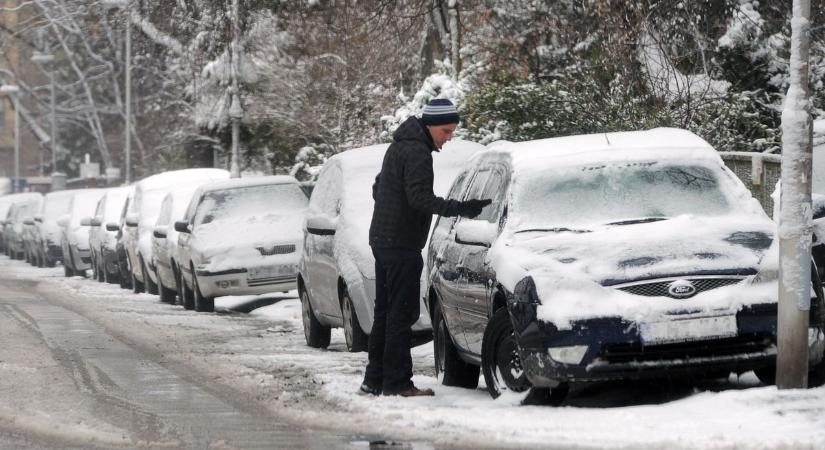 Káoszt okozott a havazás: balesetek bénították az autópályákat