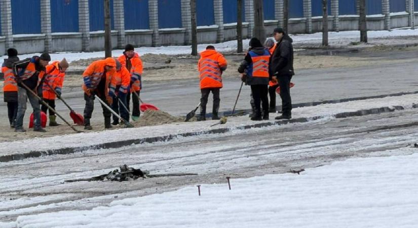 Amerikai tulajdonú üzemet bombáztak az oroszok, 300 tonna olaj öntötte el az utakat