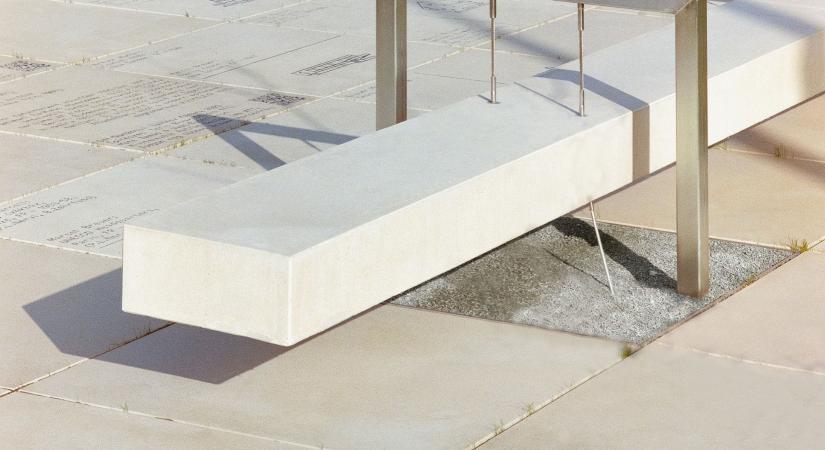 Breuer Marcell köztéri emlékpad a BIVAK studio tervei alapján