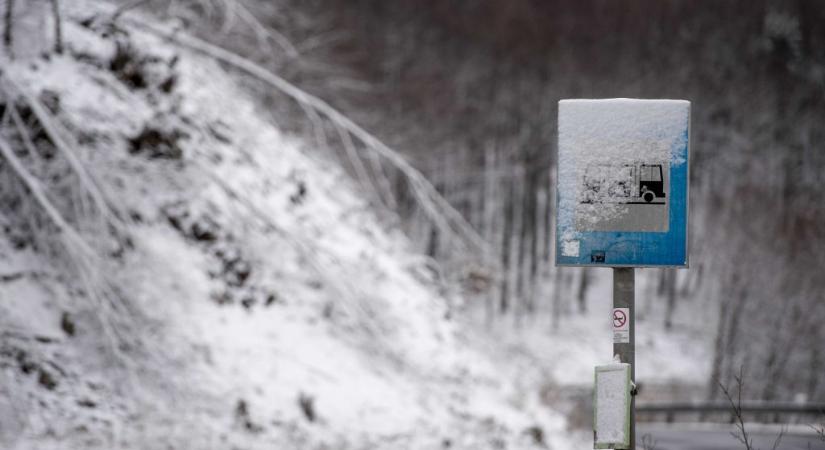 Felborította a buszközlekedést a havazás kedd reggel