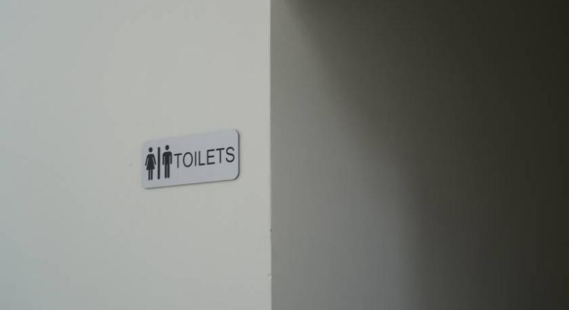 Sokat járt vécére, kirúgta a főnöke: a munkáltató ezzel indokolta döntését