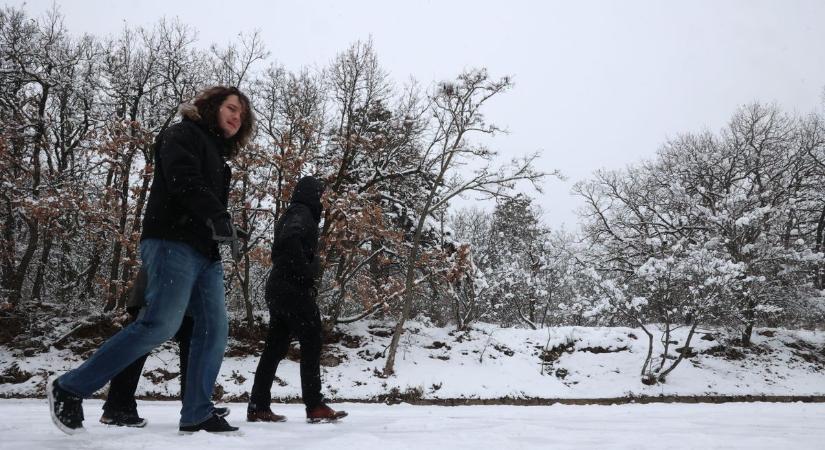 Nem kegyelmez az időjárás: ma egész nap hullik a hó