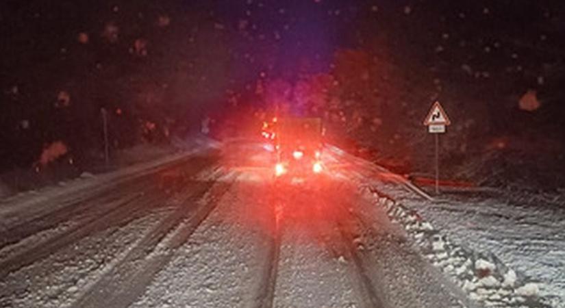 Káosz az utakon: rendkívüli események a havazás miatt