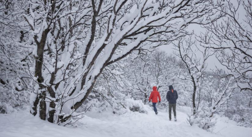 Az ország délkeleti kétharmadán éjfélig 5-15 centiméternyi hó hullhat