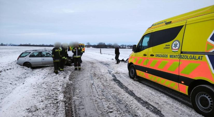 Frontálisan karambolozott két autó Tokorcsnál