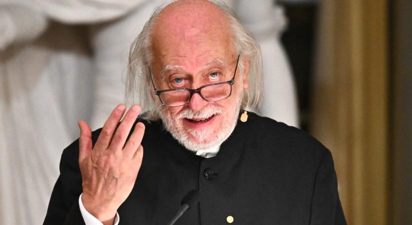 Emléktáblát avattak a háznál, ahol Krasznahorkai László gyerekként megutálta a rózsákat