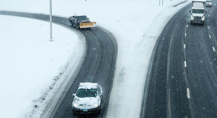Hóhelyzet az utakon: balesetek és torlódások nehezítik a közlekedést
