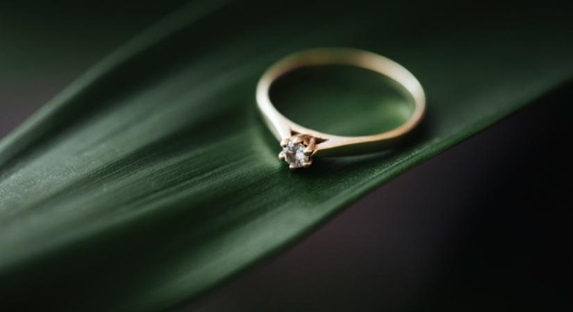 Interneten keresztül bolondította magába idős áldozatát a magyar férfi: csak akkor bukott le, amikor jegygyűrűt küldött az áldozatának