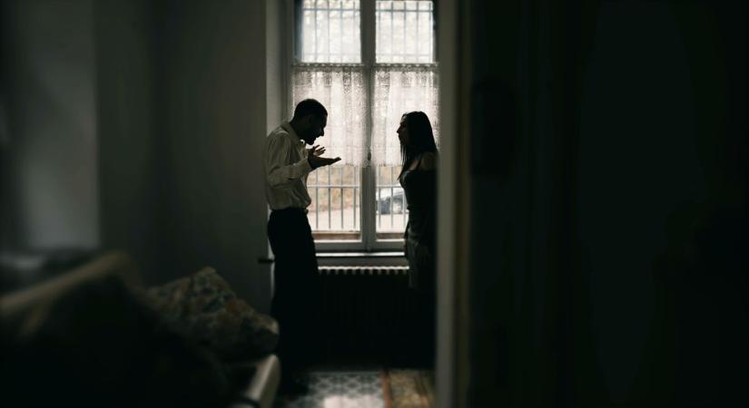 Féltékenységből bárddal támadt volt élettársára a kecskeméti nő