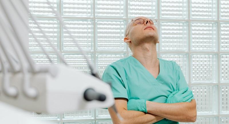 Teljesítményalapú bérezés az orvosoknak? – Munkaidőben ne magánrendelőben dolgozzanak