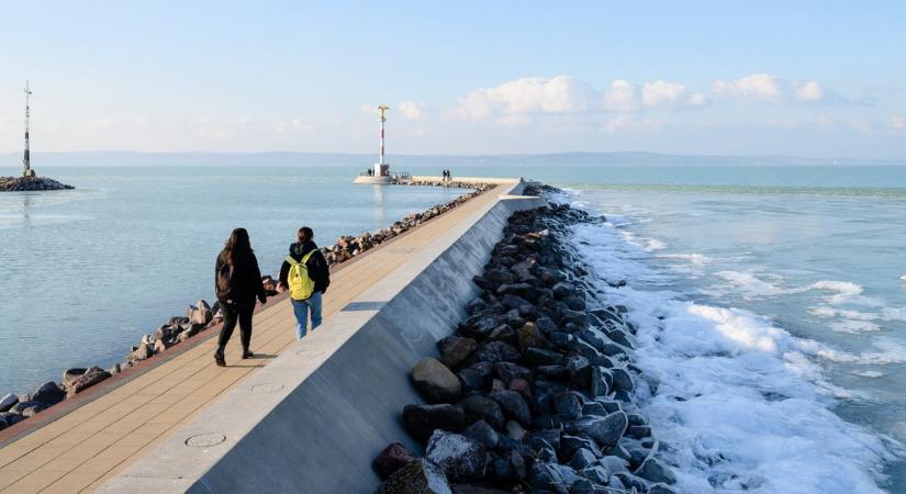 HungaroMet: Veszélyes a Balaton jege – így nézett ki a tó a 20 centis jég idején (képek)