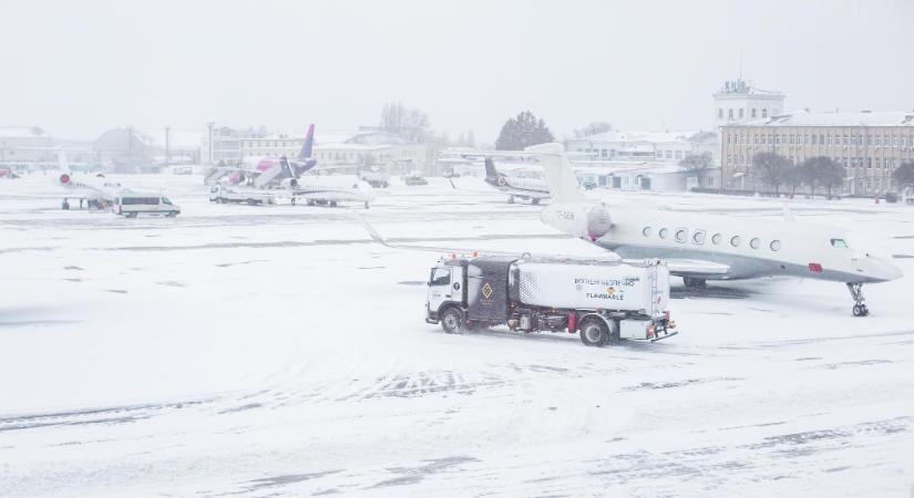 Földön alszanak az emberek – káosz a repülőtereken
