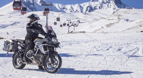 Hasznos tanácsok és 17-es téligumik – így készülj fel a téli motorozásra!