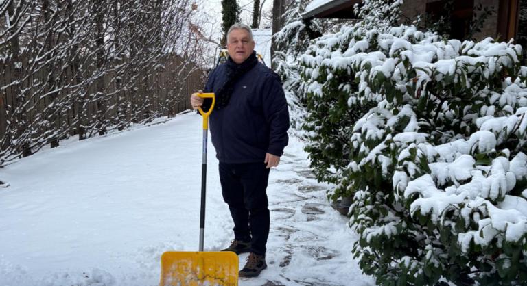 „Kiszabadultunk” – Orbán Viktor hólapáttal a kezében jelentkezett