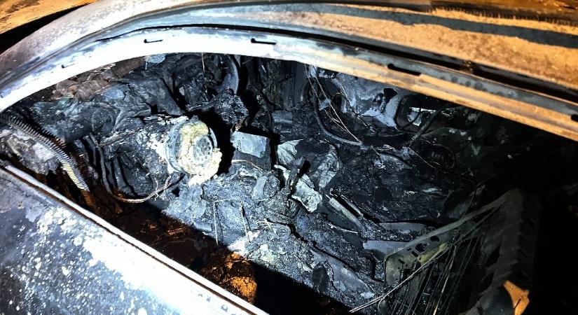 Felgyújtotta volt párja autóját egy 24 éves nő Budapesten – 12 milliós a kár